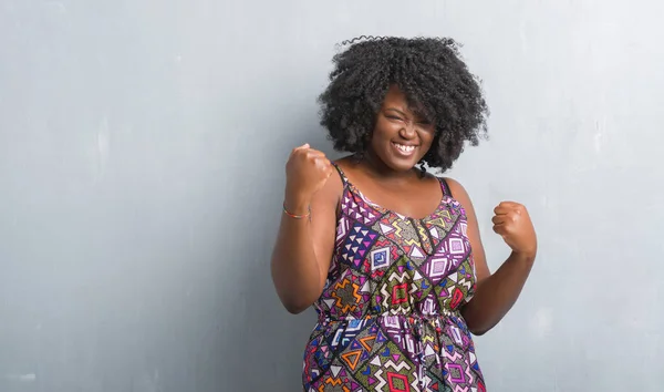 Jovem Afro Americana Sobre Parede Grunge Cinza Vestindo Vestido Colorido — Fotografia de Stock