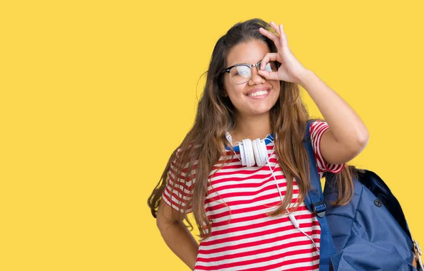 Νεαρός Φοιτητής Όμορφη Μελαχρινή Γυναίκα Φορώντας Ακουστικά Και Σακίδιο Πέρα — Φωτογραφία Αρχείου