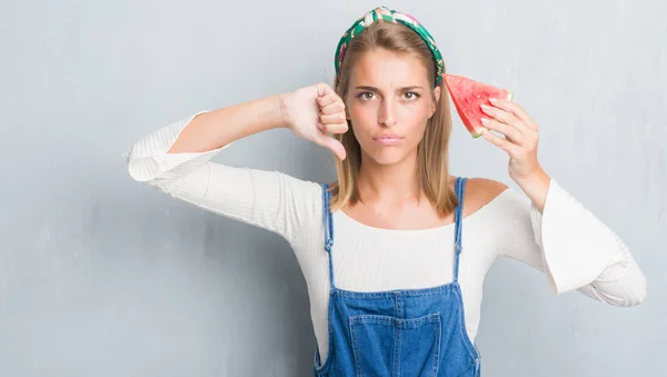 Vacker Ung Kvinna Över Grunge Grå Vägg Äta Vattenmelon Med — Stockfoto