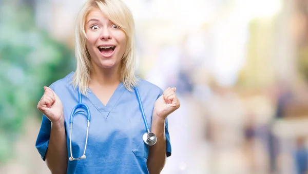 Giovane Bella Donna Medico Bionda Indossa Uniforme Medica Sfondo Isolato — Foto Stock