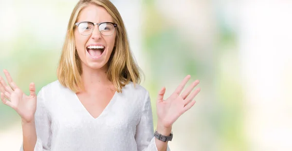 Mulher Bonita Usando Óculos Sobre Fundo Isolado Louco Louco Gritando — Fotografia de Stock