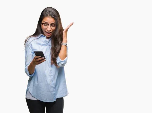 Ung Vacker Arabisk Kvinna Textning Med Smartphone Isolerade Bakgrund Mycket — Stockfoto