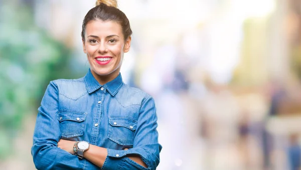 Giovane Bella Donna Sfondo Isolato Volto Felice Sorridente Con Braccia — Foto Stock