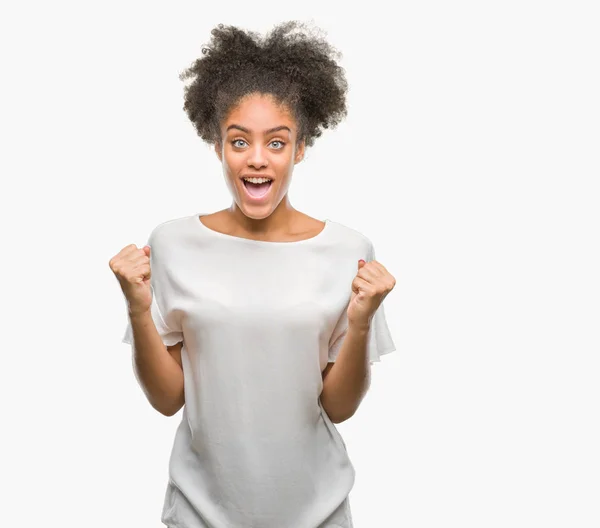 Mujer Afroamericana Joven Sobre Fondo Aislado Celebrando Sorprendida Sorprendida Por — Foto de Stock