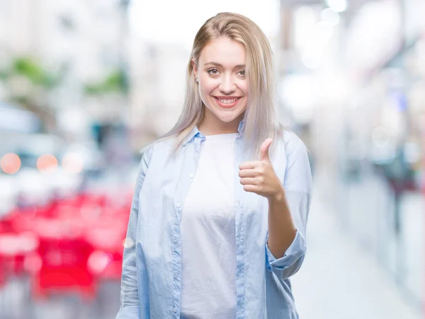 Unga Blonda Kvinnan Över Isolerade Bakgrund Gör Glad Tummen Upp — Stockfoto