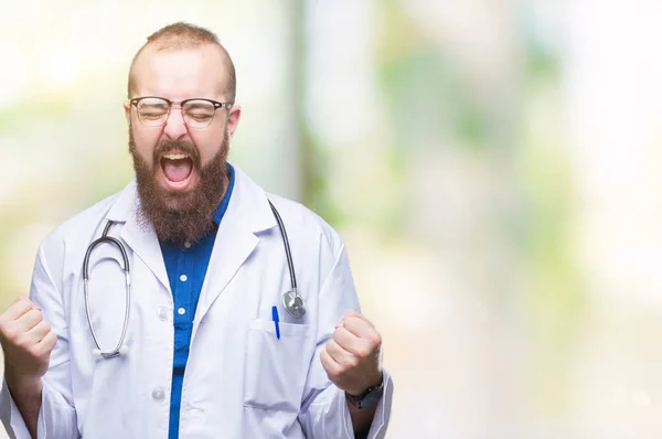 Junger Kaukasischer Arzt Weißen Arztkittel Vor Isoliertem Hintergrund Sehr Glücklich — Stockfoto