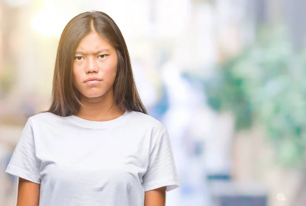 Mladá Asijská Žena Nad Izolované Pozadí Skeptik Nervózní Mračil Naštvaná — Stock fotografie