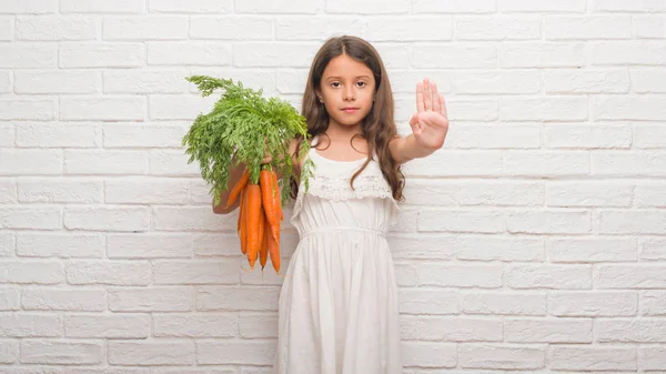 Joven Niño Hispano Sobre Pared Ladrillo Blanco Sosteniendo Zanahorias Frescas — Foto de Stock