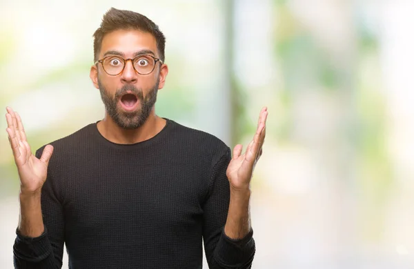 Hombre Hispano Adulto Con Gafas Sobre Fondo Aislado Celebrando Loco —  Fotos de Stock