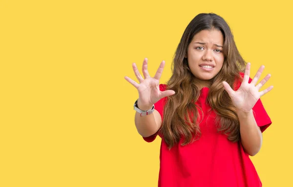 Ung Vacker Brunett Kvinna Klädd Röd Shirt Över Isolerade Bakgrund — Stockfoto