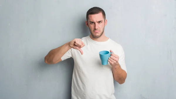 Giovane Uomo Caucasico Sulla Parete Grigia Grunge Driking Una Tazza — Foto Stock