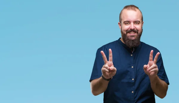 Jeune Homme Hipster Caucasien Sur Fond Isolé Souriant Regardant Caméra — Photo