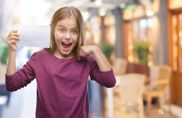 Menina Bonita Jovem Segurando Cartão Papel Branco Sobre Fundo Isolado — Fotografia de Stock