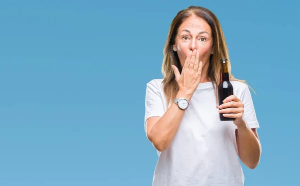 Mujer Hispana Mediana Edad Bebiendo Cerveza Sobre Fondo Aislado Cubre —  Fotos de Stock