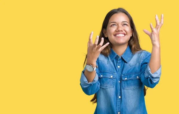 Jovem Bela Mulher Morena Vestindo Camisa Jeans Azul Sobre Fundo — Fotografia de Stock