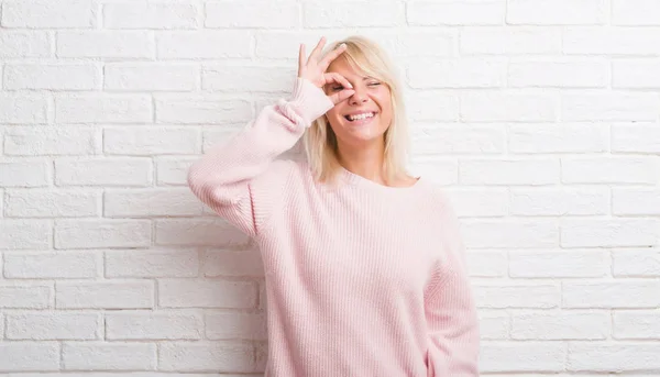 Mujer Caucásica Adulta Sobre Pared Ladrillo Blanco Usando Suéter Invierno — Foto de Stock