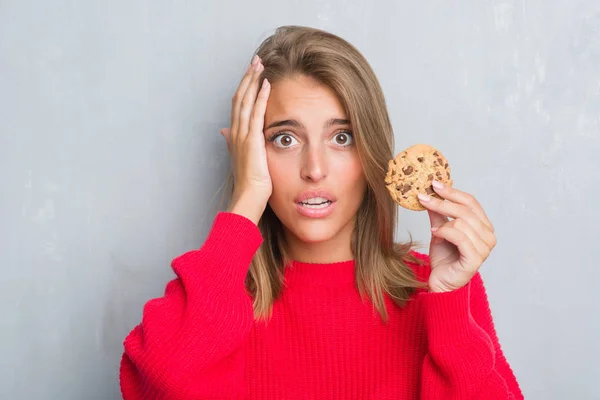 Beautiful Young Woman Grunge Grey Wall Eating Chocolate Chip Cooky — Stock Photo, Image