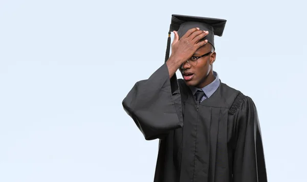 Młody Absolwent Afro Amerykanin Białym Tle Zaskoczony Ręki Głowie Błąd — Zdjęcie stockowe