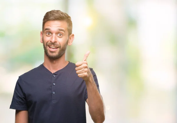 Joven Hombre Guapo Sobre Fondo Aislado Haciendo Pulgares Felices Gesto —  Fotos de Stock