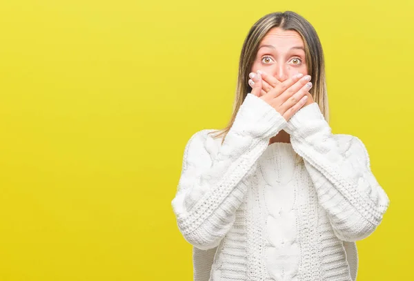 Jovem Mulher Bonita Vestindo Camisola Inverno Sobre Fundo Isolado Chocado — Fotografia de Stock