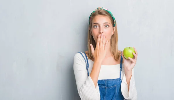 Mulher Bonita Sobre Grunge Parede Cinza Comendo Maçã Verde Cobrir — Fotografia de Stock