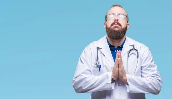 Jovem Homem Médico Caucasiano Vestindo Casaco Branco Médico Sobre Fundo — Fotografia de Stock