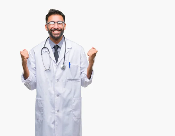 孤立した背景を祝う成人ヒスパニック医師男驚いて腕を上げると成功のため驚くし 目を開きます 勝者の概念 — ストック写真