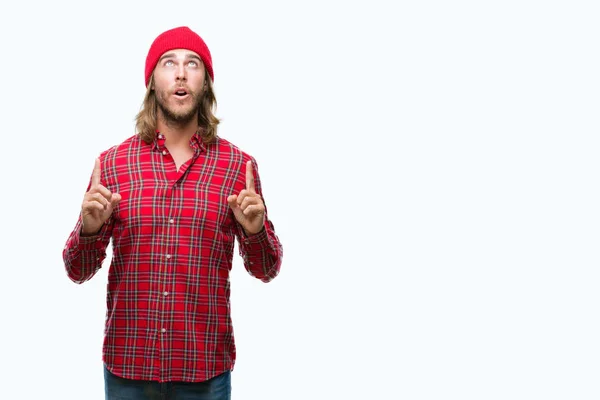 Genç Yakışıklı Adam Uzun Saçlı Izole Arka Plan Üzerinde Kırmızı — Stok fotoğraf