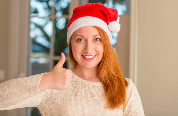 Donna Rossa Indossa Cappello Babbo Natale Felice Con Grande Sorriso — Foto Stock