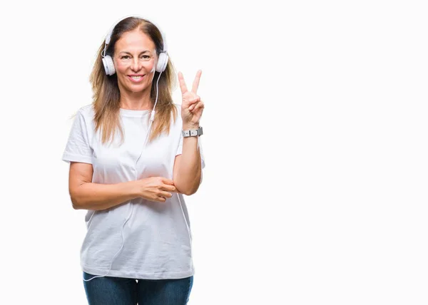 Mujer Hispana Mediana Edad Escuchando Música Usando Auriculares Sobre Fondo —  Fotos de Stock