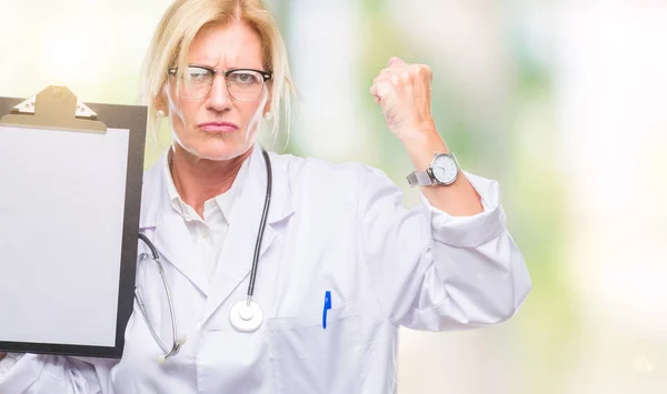 Médico Loira Meia Idade Segurando Prancheta Sobre Fundo Isolado Irritado — Fotografia de Stock