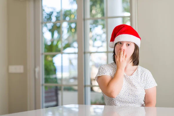 Síndrome Mujer Casa Vistiendo Sombrero Navidad Cubrir Boca Con Mano — Foto de Stock