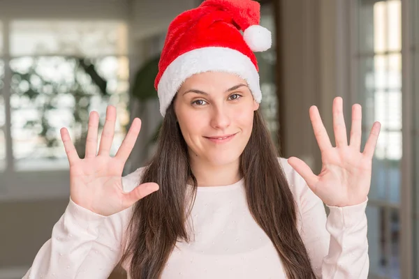 Красивая Молодая Женщина Шляпе Санта Клауса Дома Показывая Показывая Пальцами — стоковое фото