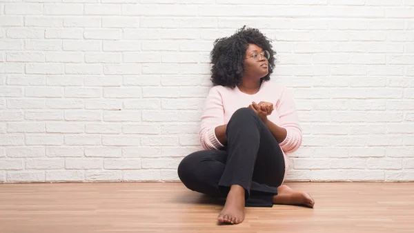 Jonge African American Vrouw Zittend Vloer Thuis Zoek Naar Kant — Stockfoto