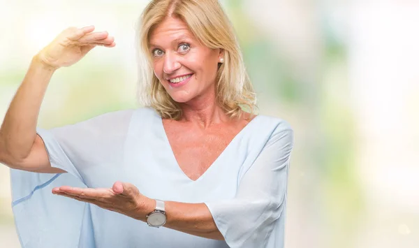 Blonde Geschäftsfrau Mittleren Alters Über Isoliertem Hintergrund Gestikuliert Mit Händen — Stockfoto