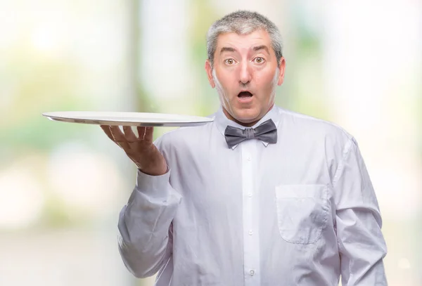 Przystojny Kelner Starszy Mężczyzna Trzymając Srebra Tacę Białym Tle Przestraszony — Zdjęcie stockowe