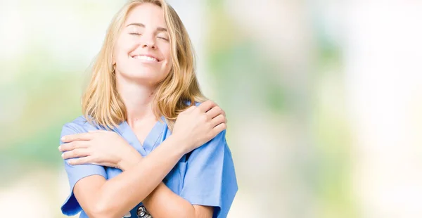 Üzerinde Tıbbi Üniforma Giyen Güzel Genç Doktor Kadın Kendini Mutlu — Stok fotoğraf