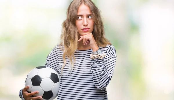Красивая Молодая Блондинка Держит Футбольный Мяч Изолированном Фоне Серьезное Лицо — стоковое фото