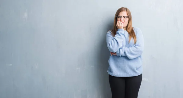 Jonge Volwassen Vrouw Grijs Grunge Muur Bril Zoek Gestresst Nerveus — Stockfoto