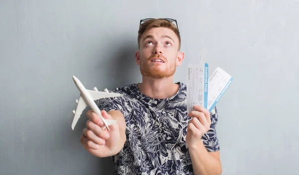 Fiatal Vöröshajú Ember Tartja Aircraf Beszállókártya Nyaralás — Stock Fotó