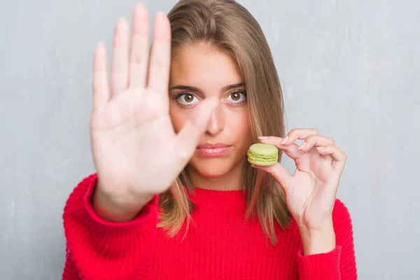 Schöne Junge Frau Über Grunge Grauer Wand Beim Essen Von — Stockfoto