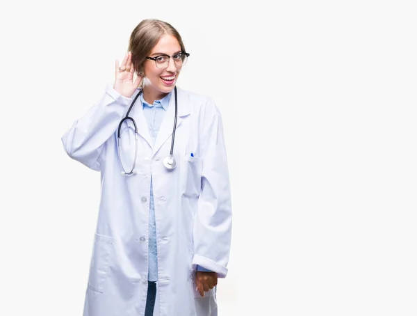 Linda Jovem Mulher Médica Loira Vestindo Uniforme Médico Sobre Fundo — Fotografia de Stock