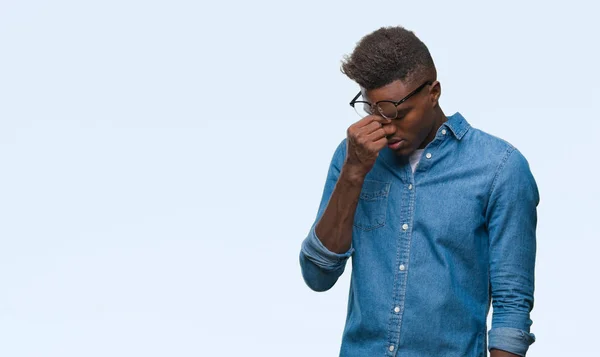 Hombre Afroamericano Joven Sobre Fondo Aislado Cansado Frotando Nariz Los — Foto de Stock