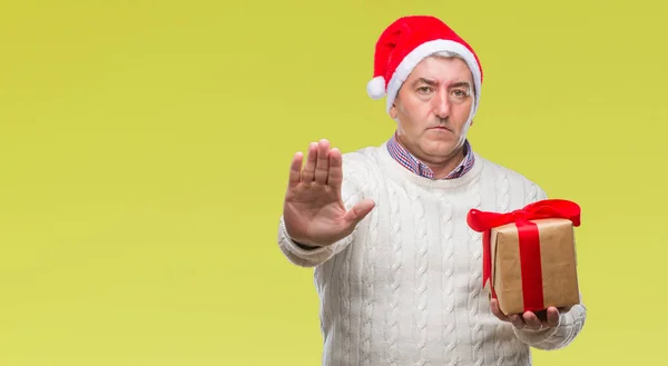 Hombre Mayor Guapo Usando Sombrero Navidad Sosteniendo Regalo Sobre Fondo — Foto de Stock