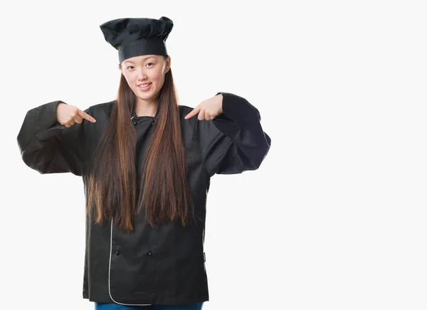 Mladá Číňanka Izolované Pozadí Uniformě Kuchař Sebevědomým Úsměvem Tváři Polohovací — Stock fotografie