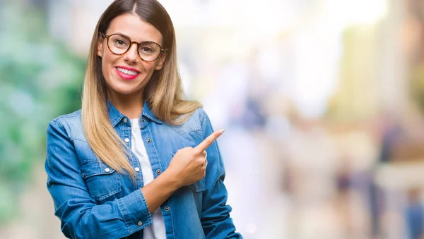 Jovem Mulher Bonita Usando Óculos Sobre Fundo Isolado Alegre Com — Fotografia de Stock