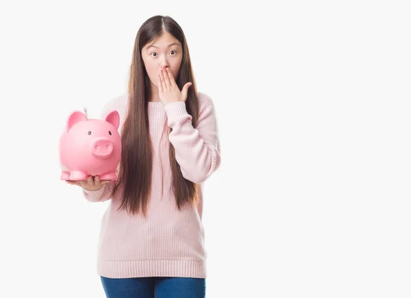 Young Chinese Woman Isolated Background Holding Piggy Bank Cover Mouth — Stock Photo, Image