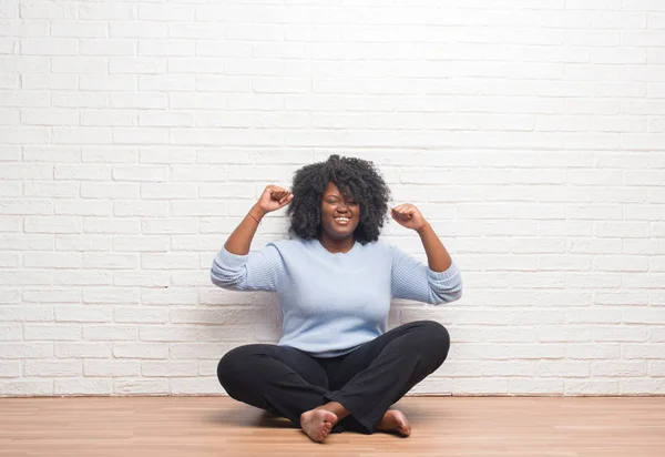 Jovem Afro Americana Sentada Chão Casa Muito Feliz Animada Fazendo — Fotografia de Stock