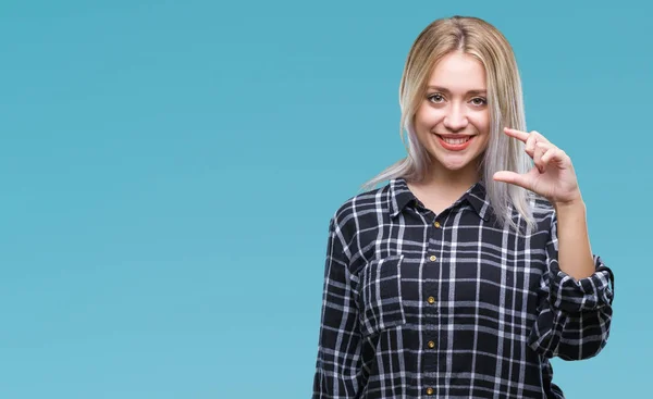Jonge Blonde Vrouw Geïsoleerde Achtergrond Glimlachend Vertrouwen Gebaren Met Hand — Stockfoto