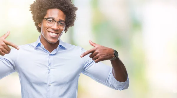 Afroamerikanischer Geschäftsmann Mit Brille Vor Isoliertem Hintergrund Sieht Selbstbewusst Aus — Stockfoto